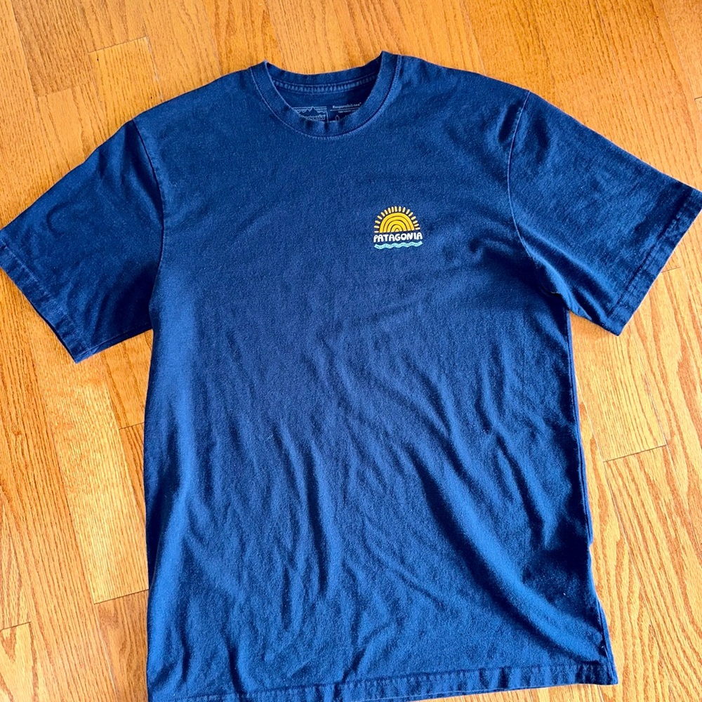 Patagonia men’s navy blue T-shirt- M